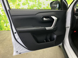 洗練されたデザインのドアトリムが、車内を上質に彩ります。使いやすい配置のスイッチ類が、快適なドライブをサポートします。運転に集中できる、機能的な空間です。