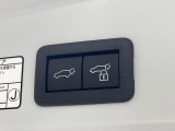 【パワーバックドア】スマートキーや運転席のボタンを押すだけでリアゲートが自動で開閉します!荷物を持っている時や、高い位置にあるバックドアを閉める際に便利な機能です♪