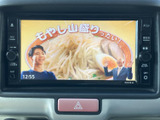 停車中にTVの視聴が可能です。休憩時間などに、ニュースや番組を楽しむことができます。広々とした画面で快適に視聴できます。