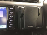 マルチホルダーです。スマートフォンやメモ帳などを置いておくのに便利です。プッシュすると小物入れが出現します。