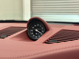 スポーツクロノパッケージ搭載なので走りに特化しておりスポーティーな運転をお楽しみいただけます。