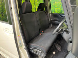運転席まわりには十分なスペースがあり、大柄な方でもゆったり運転していただける環境です。