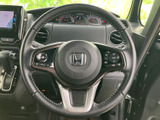 握りやすいステアリングで、快適な運転操作を実現。オーディオやハンズフリー通話など、便利な機能も操作可能です。運転の楽しさを向上させます。