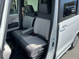 助手席と運転席はゆったりと座れるベンチシートタイプになっています。