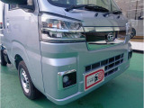 ヘッドライトとフォグランプはLEDタイプ。夜間の運転も安心です。