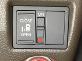 左側電動スライドドアは運転席からでも操作ができるように、ハンドル付近に開閉の操作スイッチが付いています。