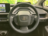 握りやすいステアリングは、運転操作を快適にします。オーディオや通話のスイッチも操作しやすい位置に配置されています。運転の楽しさを追求しました。