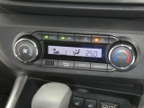 【オートエアコン】車内温度を感知して自動で温度調整をしてくれるのでいつでも快適な車内空間を創り上げます!どの席に座っても快適なドライブが楽しめます♪