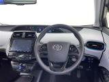 運転席まわりです。 各操作スイッチは使いやすい位置に配置されてます。