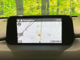【マツダコネクトナビ】車内の雰囲気にマッチした一体型タイプのナビ。各種車輌設定やBluetooth再生等、様々な機能が楽しめます。直感的なダイヤル操作が可能で、使い勝手も良好です。