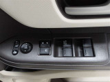 運転席から左右のドアミラーの開閉が可能です♪駐車場でのドアミラーの折り畳みが簡単です♪