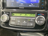 【オートエアコン】一度お好みの温度に設定すれば、車内の温度を検知し風量や温度を自動で調整。暑い&hellip;寒い&hellip;と何度もスイッチ操作をする必要はありません。快適な車内空間には必須の機能ですね♪