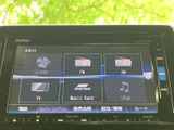 お気に入りの音楽を最高の音質で。CDやラジオに加え、様々なメディアに対応し、車内をコンサートホールのような空間に変えます。