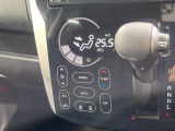 【オートエアコン】一度お好みの温度に設定すれば、車内の温度を検知し風量や温度を自動で調整。暑い&hellip;寒い&hellip;と何度もスイッチ操作をする必要はありません。快適な車内空間には必須の機能ですね♪