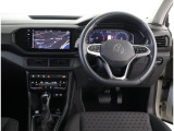 レザーステアリングにデジタルメーターです!車両情報、ナビをメーター画面内で確認できます)お客様の運転をサポートします!