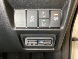 Hondaセンシング用の、VSA(ABS+TCS+横滑り抑制)解除と路外逸脱抑制機能などのオンオフスイッチはハンドルの右側に装備。その下にETCがついています。高速道路の料金所の通過も楽々です。