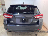 【リア正面】左右に大きく配置されたテールランプと「IMPREZA」「AWD」エンブレムを確認できます。後方からも安定感のあるデザインです。