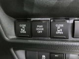 【電動スライドドアボタン】 車内からも開閉可能なスライドドアスイッチが付いています☆ (^_-)-☆ お荷物を抱えてドアが開けられないなんて事もありますよね!そんなお連れ様にも喜ばれる♪親切な機能です