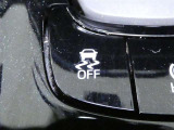 トラクションコントロールとは、すべりやすい路面での発進時や加速時にタイヤの空転を抑え、駆動力確保に貢献する機能です。詳細は販売店スタッフまでおたずねください。