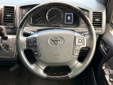 インテリアに合わせたデザインのステアリングは、運転される方のことも考え、運転しやすい形状、大きさです。是非一度、実際に触ってお確かめください。