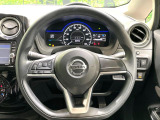 インテリアに合わせたデザインのステアリングは、運転される方のことも考え、運転しやすい形状、大きさです。是非一度、実際に触ってお確かめください。