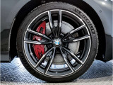 BMWの純正アロイホイールは軽量かつ強度にも優れているホイールで走行性能を引き上げる設計になっております。足元にもBMWは妥協がなくこだわっている個所になります。