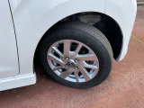 155/65R14タイヤ+純正アルミホイールです。スタッドレスタイヤや各種オプションのご注文も承っております(^^)!