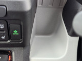 ステアリング左脇のスイッチパネル横に設けられた縦長収納トレイです。駐車券やペン、カード類をスマートに納められます。