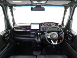 N-BOXの開放的な前方視界。視界広々で非常に運転しやすくロングドライブでも疲れを感じさせないすっきりとまとまったインパネ周りです。また、全ての装備が適正配置されていて操作性に優れています。