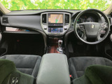 広々とした室内空間は、ドライバーにも快適な運転環境を提供します。上質な素材が使用され、落ち着いた雰囲気で長距離運転も疲れにくいでしょう。