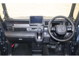 操作性に優れた運転席となります!小物入れや各ボタンの配置にこだわり、使いやすいです!座り心地もよく視認性も良好なのでロングドライブもお任せ下さい!