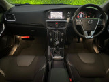 いまは生産終了となった大人気コンパクトカーV40のT3モメンタムモデル!!快適装備が盛り沢山♪安全で快適なドライブが出来ますね♪