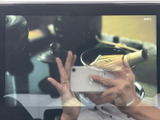 停車中には、テレビやビデオコンテンツを楽しめます。長距離移動の際の休憩に最適です。