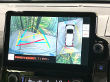 【パノラミックビューモニター】専用のカメラにより、上から見下ろしたような視点で360度クルマの周囲を確認することができます☆死角部分も確認しやすく、狭い場所での切り返しや駐車もスムーズに行えます。