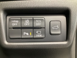 運転席脇のクラスタースイッチ部分にはカメラ切り替えスイッチ、パーキングセンサー、その他走行系スイッチを集中配置しております。