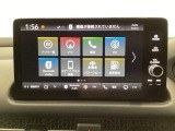 HondaCONNECT対応の便利なナビディスプレー。お持ちのスマートフォンと連携して、ナビやBluetoothでの音楽再生が可能です。デザインはもちろん、操作性も良好です。