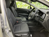 座り心地の良いシートと、ゆったりとした空間が広がります。運転席からの視界も広く、安全運転をサポートします。快適なドライブを楽しめます。