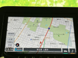 見やすい地図表示で、目的地までスムーズに案内します。道に迷う心配なく、ドライブを楽しめますね。