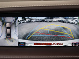 パノラミックビューモニターを装備!上から車両を見下ろしたような映像をナビ画面に表示できます。車両前後左右に搭載した4つのカメラ映像を継ぎ目なく合成!目視では見えない部分もリアルタイムで見れます。