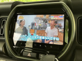 停車中にテレビや動画を楽しめるのが魅力。長距離移動も退屈知らずです。後部座席の方も快適に過ごせます。