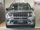 伝統のセブンスロットルグリルが一目でJeepと分かります。
