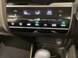 オートエアコンがついてますので、お好みの温度をセットするだけで風の強さや風量を自動で調整します。スイッチも簡単操作で快適に過ごせます。