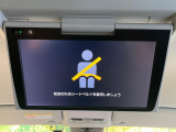 【純正12型後席モニター】家族や友人とお出かけする機会が多い方に大人気の後席モニターを装備!見やすい位置に画面がありテレビやDVDの視聴も快適!友達もお子様も、後席にしか乗らなくなるかも??