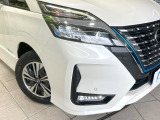 【LEDヘッドライト】悪天候や夜間走行時も良好な視界を確保し安心して運転できる高輝度LEDヘッドライトを装備!点灯速度が早く、消費電力も抑えられています。