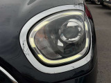 LEDヘッドライトは内側にあるため、前方に勢いを感じさせる鋭い顔つきになります。