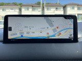 見やすい地図表示で、目的地までスムーズに案内。渋滞情報もリアルタイムで確認でき、効率的なルートを選択できます。