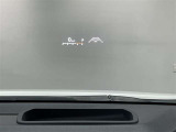 フロントガラスに情報投影するHUD付き。視線移動を最小限に、安全運転を支援します。