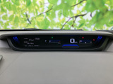 視認性の高いメーター類は、運転に必要な情報を的確に伝えます。夜間でも見やすく、安全運転をサポート。シンプルで分かりやすいデザインです。