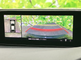 後方の状況を鮮明に映し出し、安全な駐車をサポート。ガイドライン表示で、距離感も掴みやすくなっています。