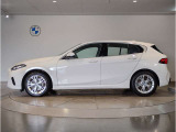 BMWではロングホイールベースの採用をしており、すべての車種に適用され、走行中の安定感の向上されております。また室内空間の広さにも貢献しております。